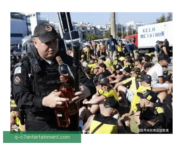 乌拉圭球员赛后与球迷发生冲突暴力行为引发争议和热议
